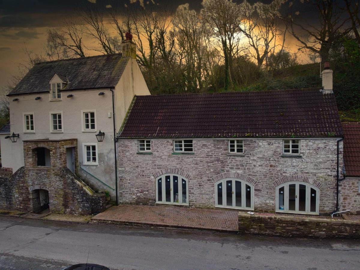 Swan House Tea Room And Bed & Breakfast Lydney Exterior photo